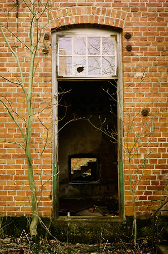 Decaying doorway  Sans door