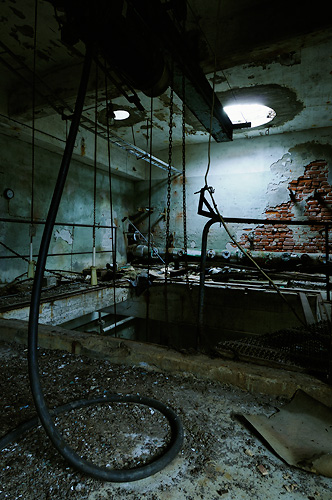 House of ghost machinery  The shaft, at night