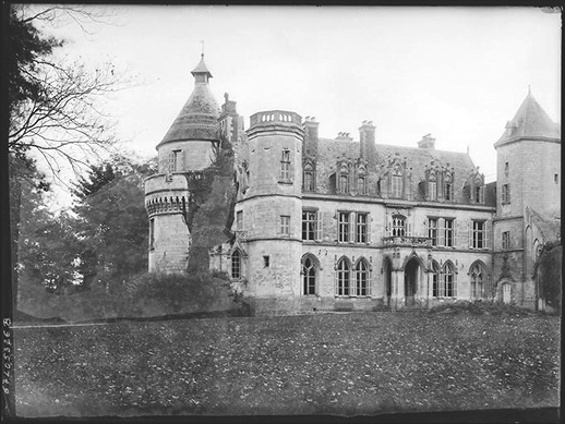 The palace in the early 1900s. Château de Pont-Remy, Hauts-de-France, France. © Gustave William Lemaire, Ministère de la Culture (France).