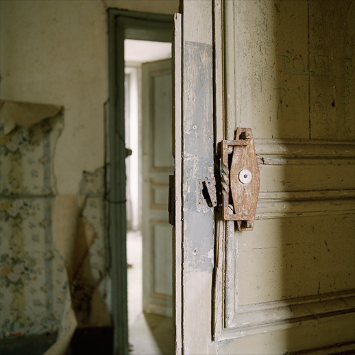 Door handle á la rustique at Château Fossé, France.