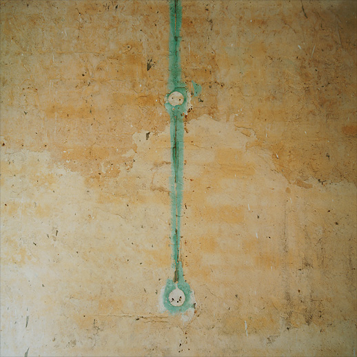Wall texture with cable traces in one of the wings at Château Fossé, France.