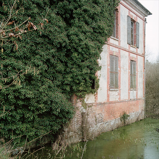 Backside with voluminous ivy and what remains of the moat at Château Fossé, France.