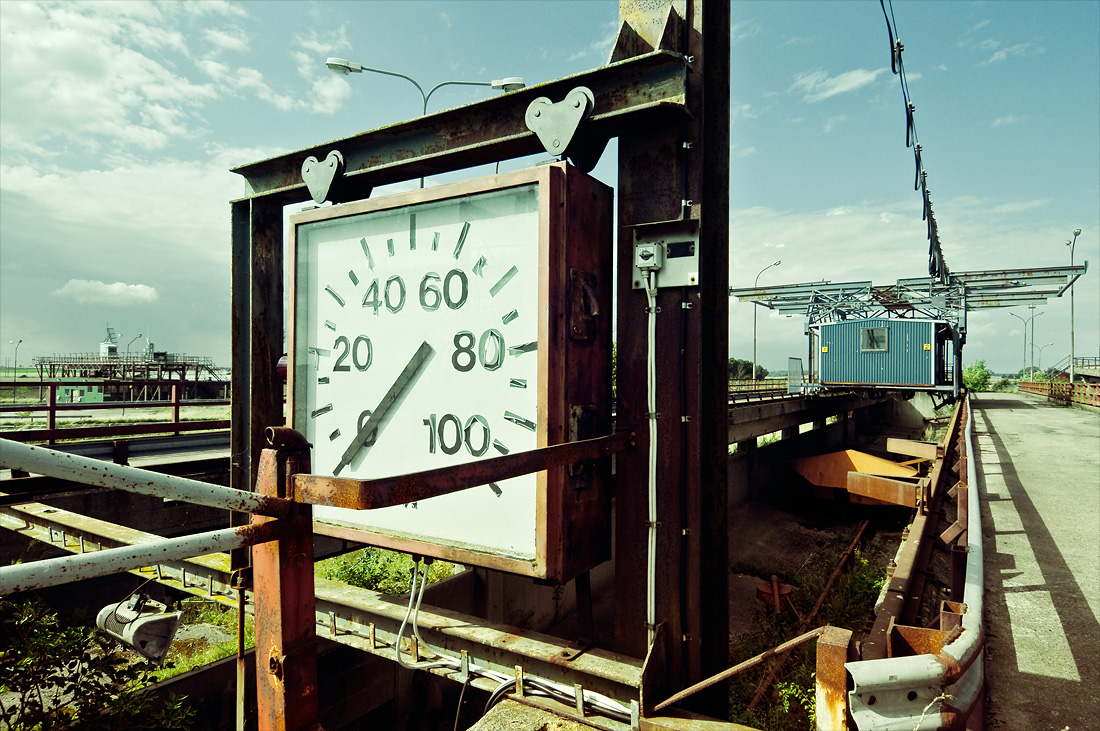 Large meter telling the beet washing operators the level of capacity at Jordberga sockerbruk. Skåne, Sweden. August 2008.